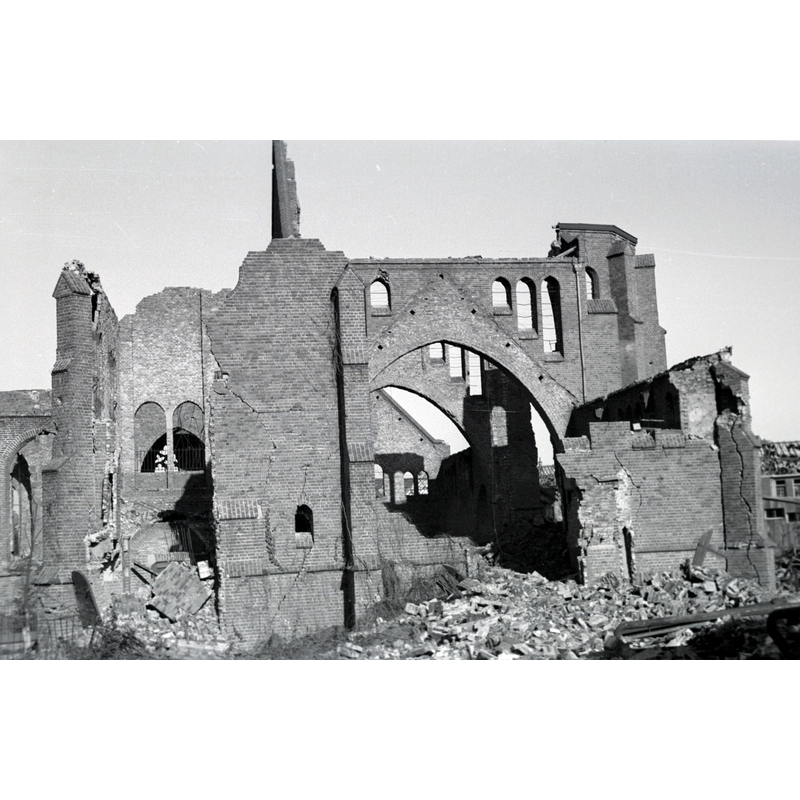 Source caption: "Verwoeste kerk in Huissen-Stad, 1945" -- destroyed in a May 1943 firebombing (WWII)