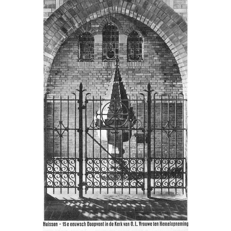 Source caption: "Huissen - 15e eeuwsch Doopvont in de Kerk van O.L. Vrouwe ten Hemelopneming, 1920-1930"