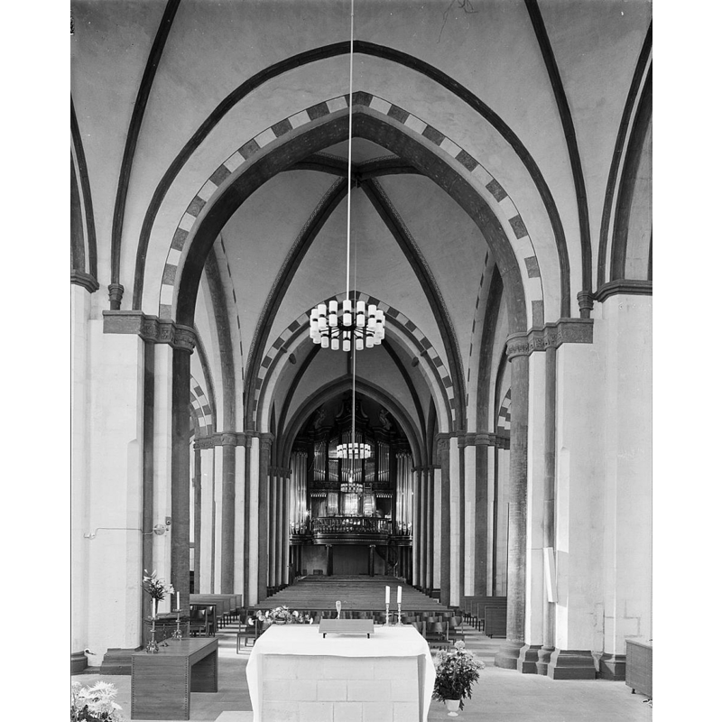 Source caption: "Rooms-Katholieke Kerk: interieur naar het westen"