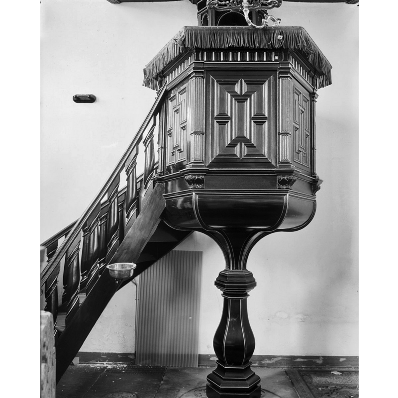 Source caption: "N.H.Kerk: kuip van de preekstoel" [NB: the post-Reformation font is the small metal bowl attached to the stairs of the pulpit]