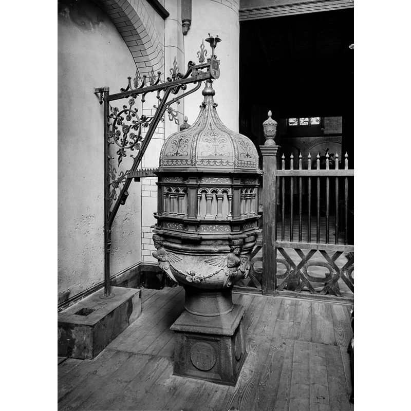 Source caption: " Rooms-Katholieke Kerk: Interieur, doopvont" -- showing also the crane that manages the cover