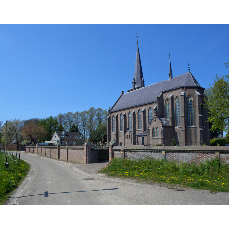Source caption: "Kerk van de H. Willibrordus, met Heilig Hartbeeld"