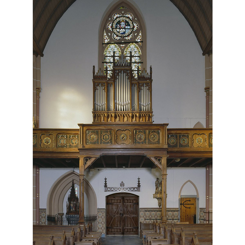 Source caption: "Sint Willibrorduskerk: Interieur, aanzicht orgel, orgelnummer 317. Glas-in-loodraam God de Vader met de wetstafelen. (opmerking: Gefotografeerd voor Het Historische Orgel in Nederland 1894-1901, bladzijde 40)"
