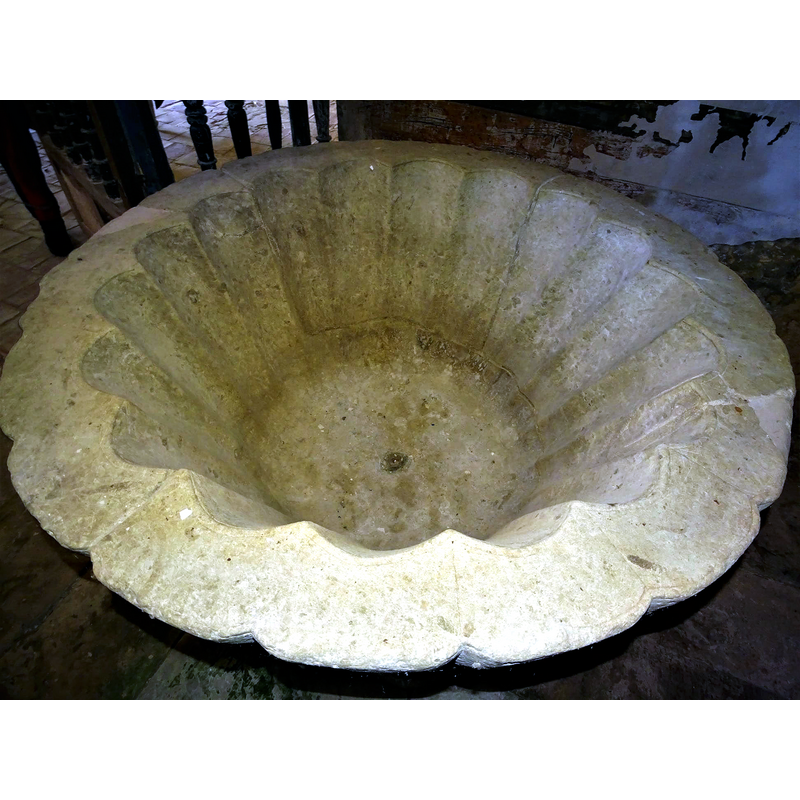 showing the centre drain