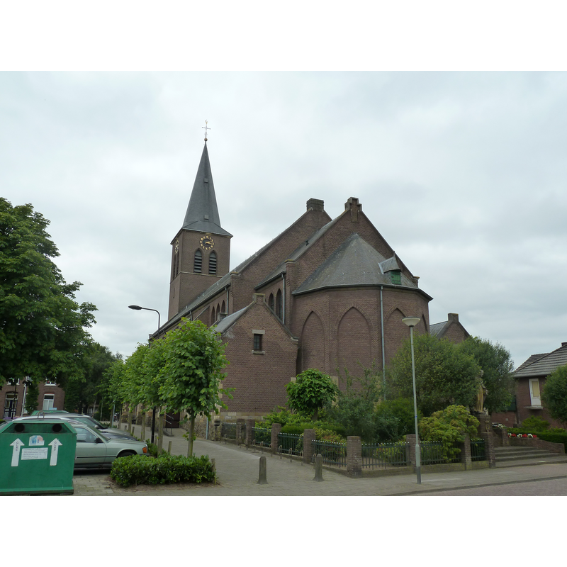 Source caption: "Sint-Gertrudiskerk, Beesel, Nederland" -- the new church of 1928 in Bessel; restored in 1947