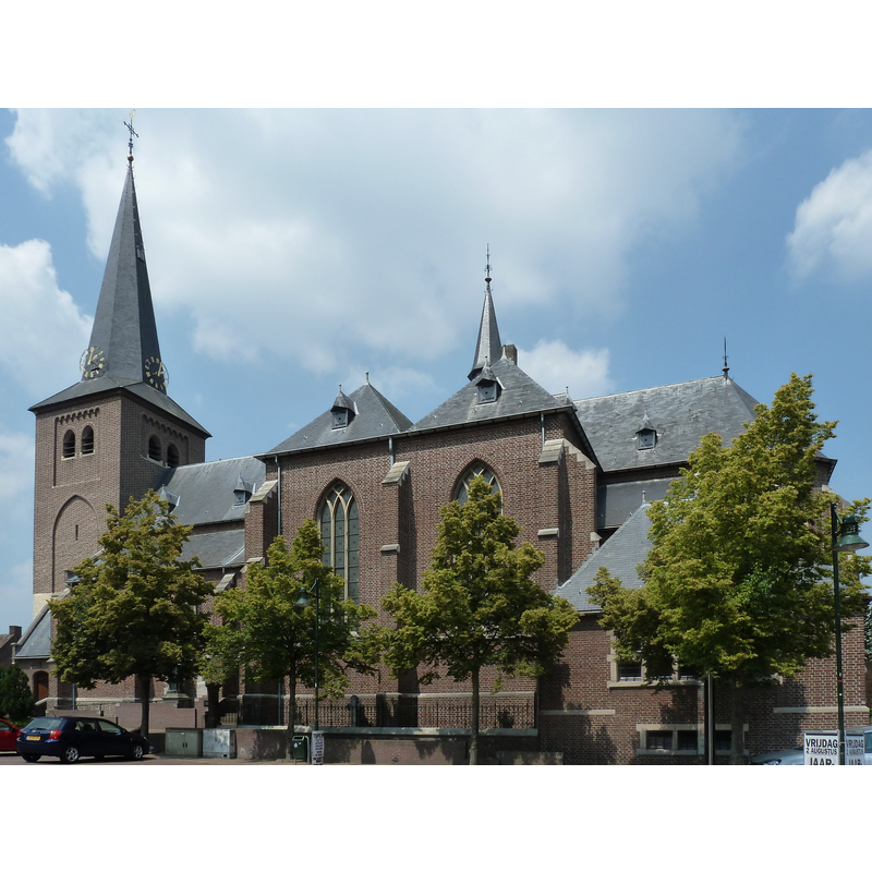 Source caption: "Sint-Petruskerk, Roggel, Nederland"