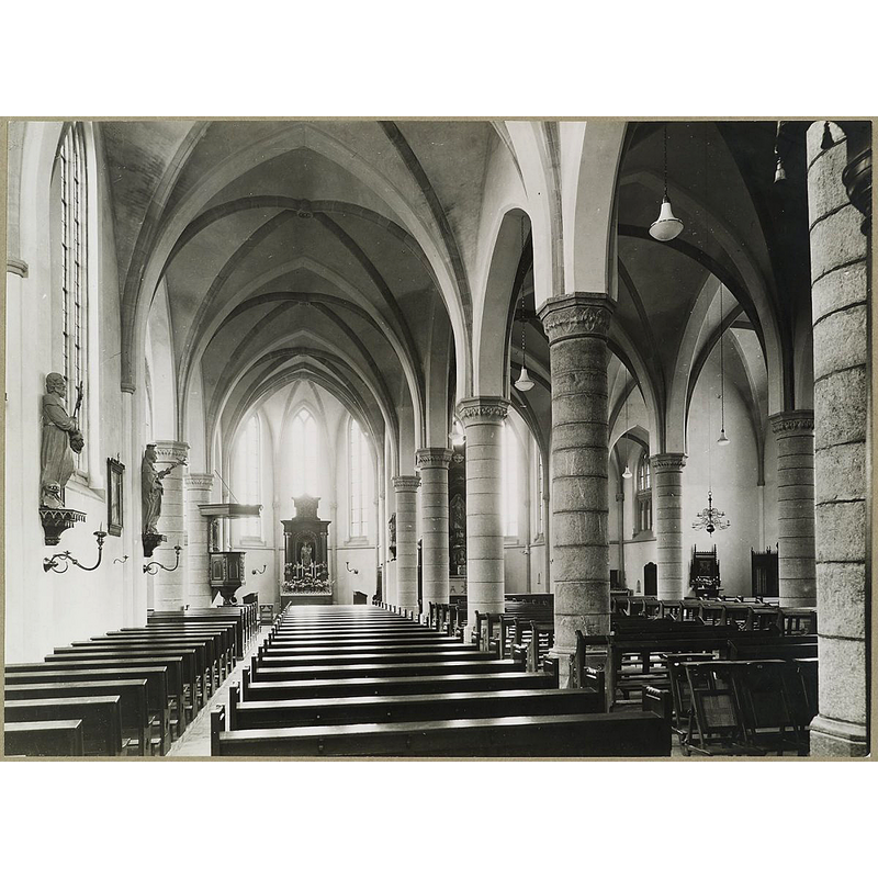 Source caption: "Rooms-Katholieke Kerk: Interieur katholieke kerk: zicht naar het koor (opmerking: Fotograaf te Roermond)"