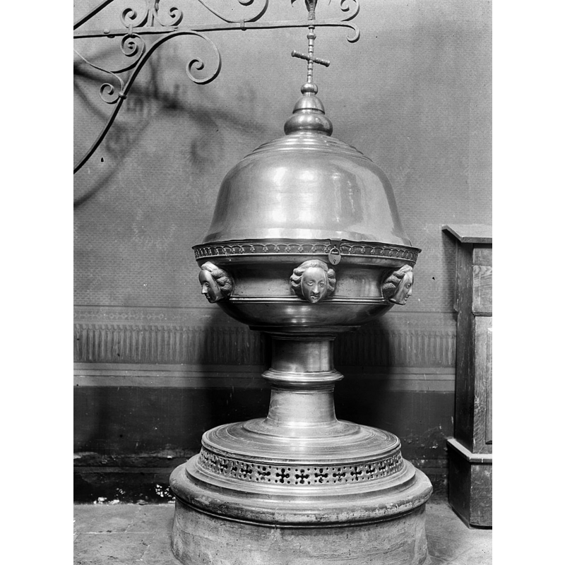 Source caption: "Sint Martinuskerk: Interieur, doopvont van koper"