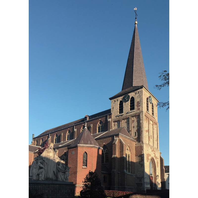 Source caption: " Rooms-Katholieke Kerk: INTERIEUR, OVERZICHT NAAR HET OOSTEN"