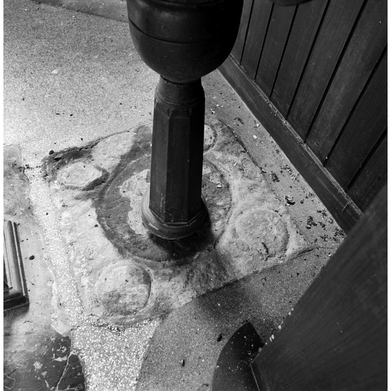 Source caption: " Ned.Herv.Kerk: voetstuk onder preekstoel" -- showing the square stone in the flooring supporting the base of the pulpit: the former base of a medieval(?) baptismal font