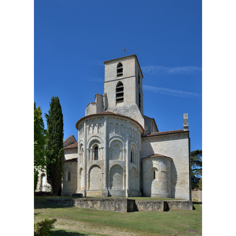 Source caption: " Abside de l'église paroissiale Saint-Jean Bourg-Charente en France - Église rebâtie dans le troisième quart du xiie siècle avec portail à quatre voussures, façade à trois étages et abside circulaire. Elle est classée monument historique depuis 1913"