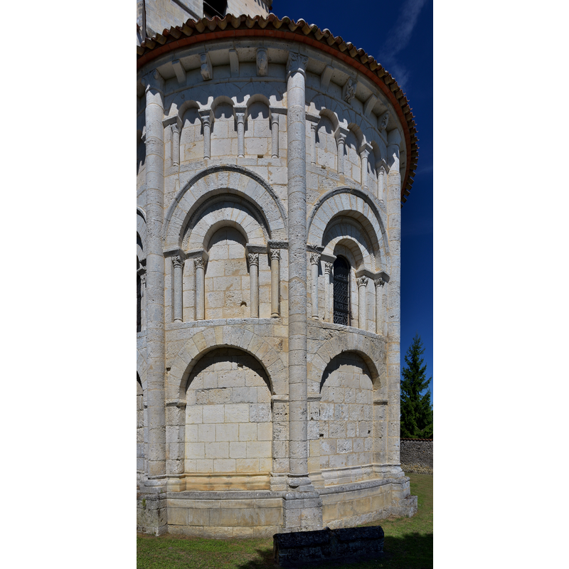 Source caption: "Abside de l'église paroissiale Saint-Jean Bourg-Charente en France - Église rebâtie dans le troisième quart du xiie siècle avec portail à quatre voussures, façade à trois étages et abside circulaire. Elle est classée monument historique depuis 1913"