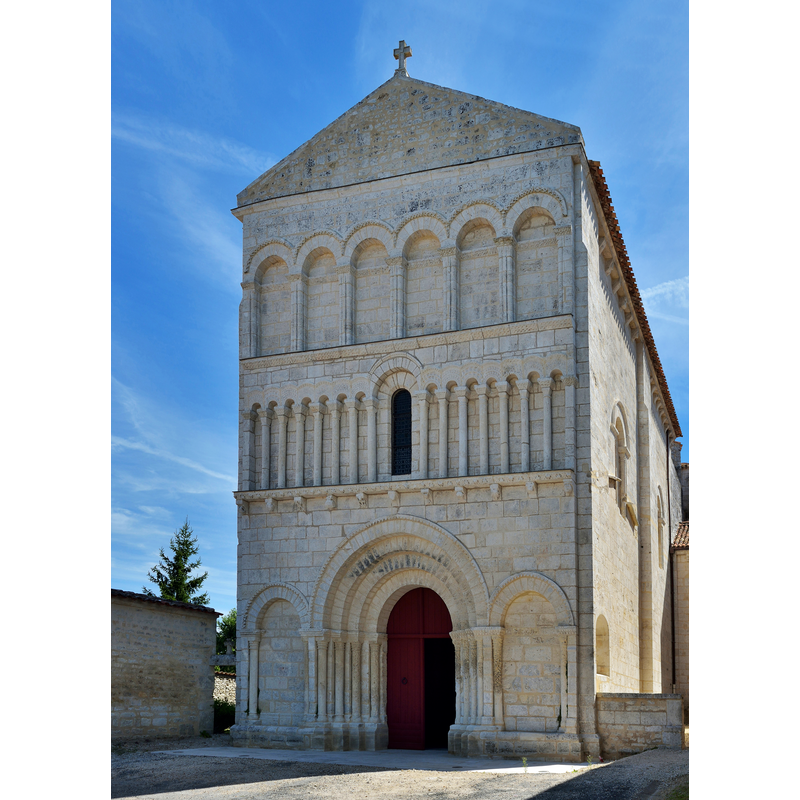 Source caption: "Façade de l'église paroissiale Saint-Jean a Bourg-Charente en France - Église rebâtie dans le troisième quart du xiie siècle avec portail à quatre voussures, façade à trois étages et abside circulaire. Elle est classée monument historique depuis 1913"