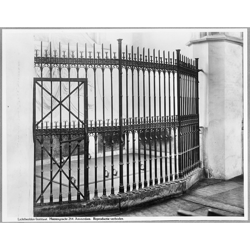 Source caption: "St.Bavokerk: gesmeed ijzeren hek, Vents doopkapel"