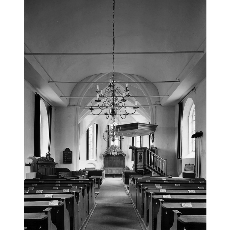 Source caption; "Nederlands Hervormde Kerk: interieur naar het oosten"