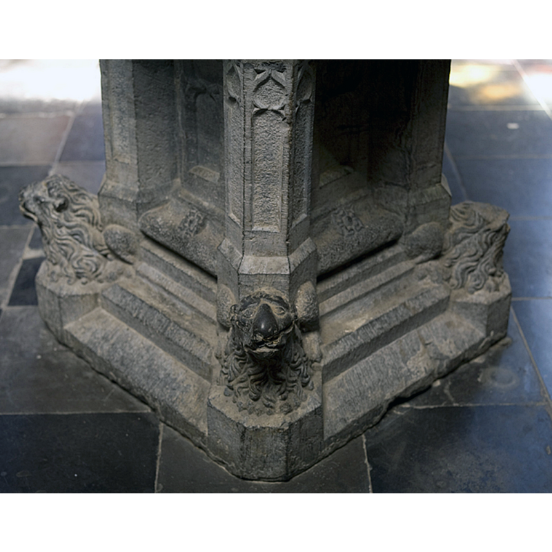 the back part of the lions' bodies appears to wrap on both sides of the colonnettes