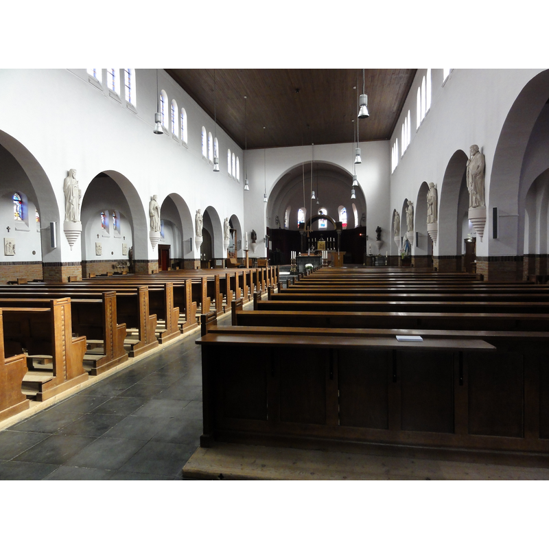 Source caption: " Reek (Landerd) Rijksmonument 519141 kerk H. Antonius Abt, interieur" -- modern church of 1925; the baptismal font is discernible against the south pillar of the chancel arch