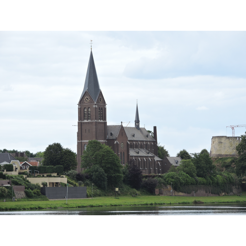 Kessel church in the centre and Kessel Weerdbeemden on the right, on the north banks of the river Maas