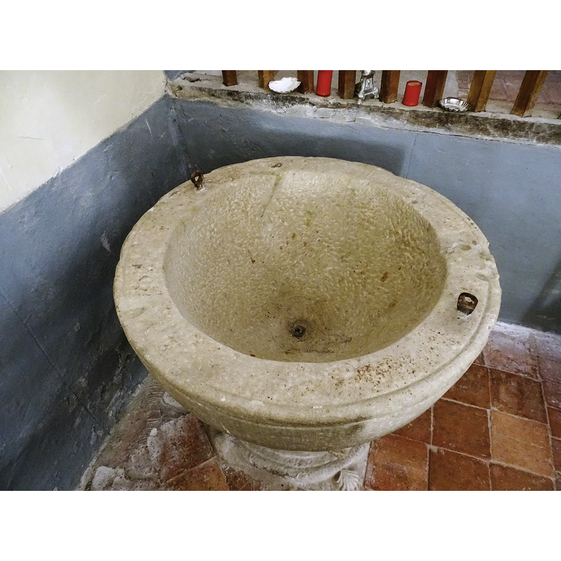 showing the centre drain hole