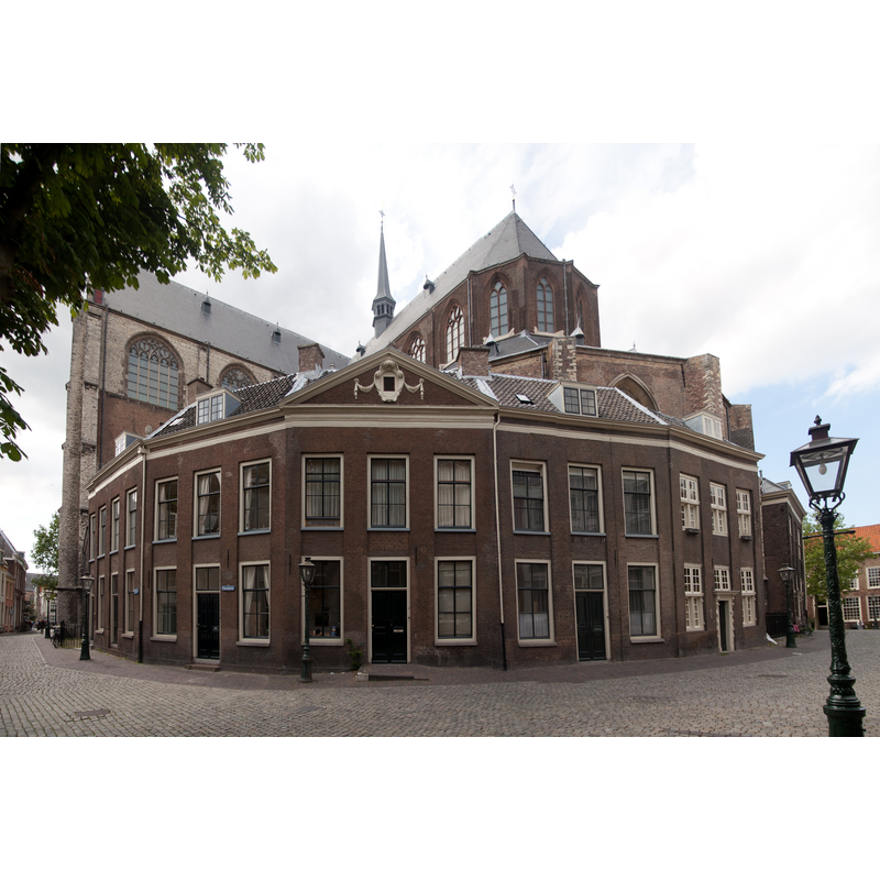 Source caption; "Zicht op het koor en de omringende bebouwing van de Pieterskerk te Leiden"