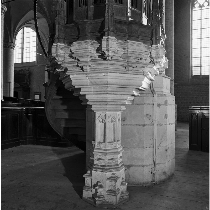 Source caption: "Sint Pieterskerk: voet van preekstoel"