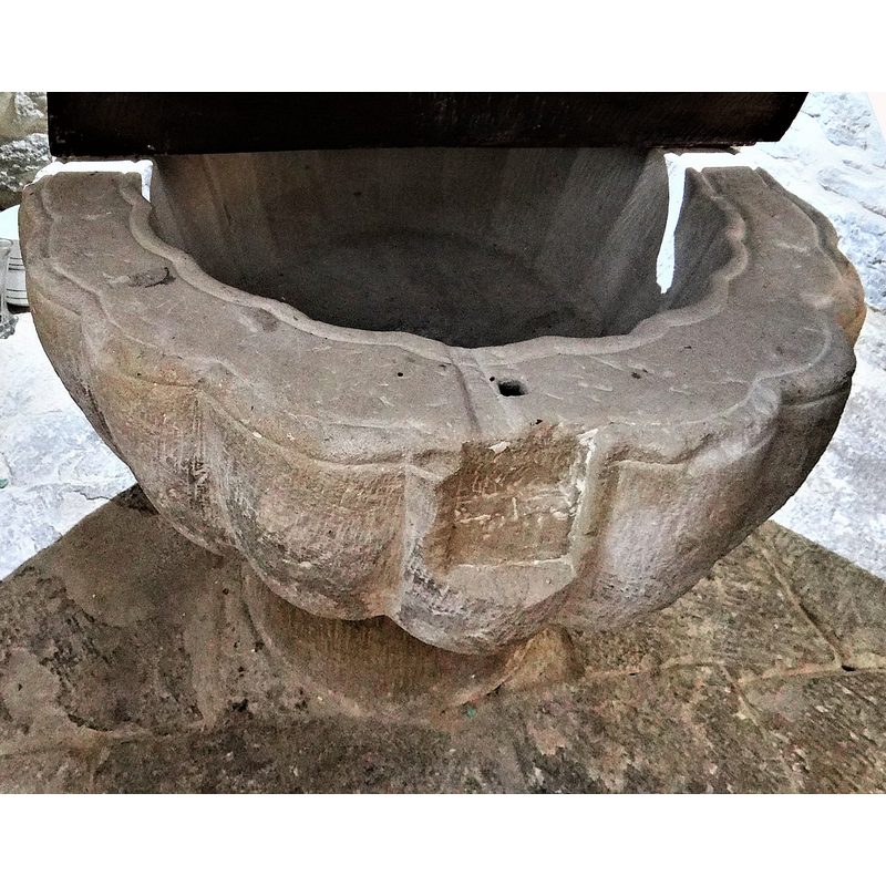 notice the large notch cut into the upper side; these were normally used to insert a side lock for the cover