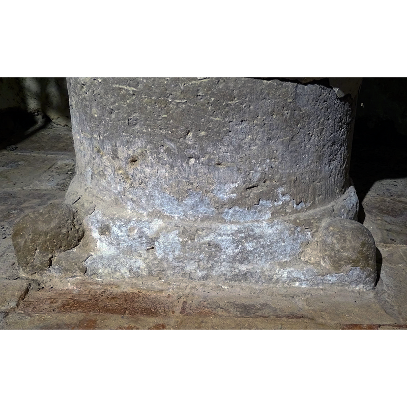 the four motifs at the corners of the square lower base are described in the Enciclopedi... as "garras" [claws]