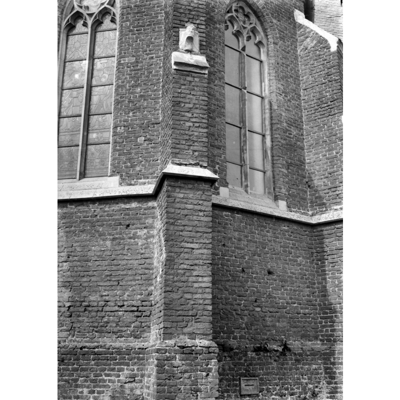Source caption: "Rooms-Katholieke Kerk: kop afkomstig van een Romaans doopvont in de buitenmuur"