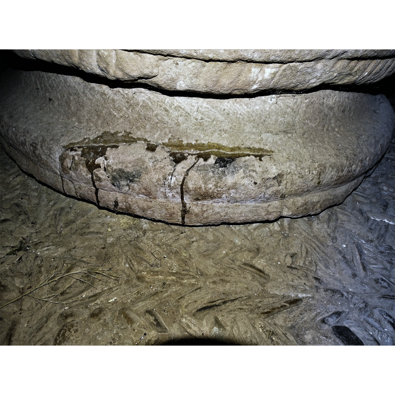 the Enciclopedia del r... informs that the font was monolithic but the lower base was damaged and a part broke off