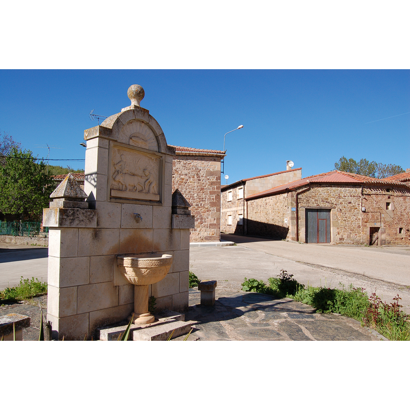 Source caption: " Fuente con escultura en Pinilla de los Moros"