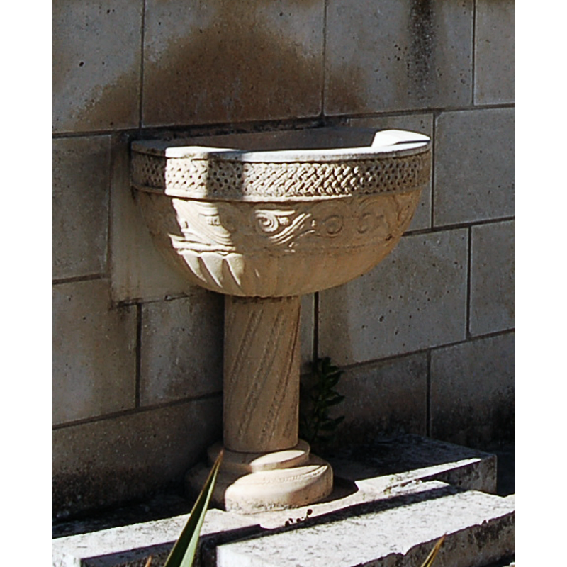 Source caption: " Fuente con escultura en Pinilla de los Moros" -- it looks like a real font incorporated to the village fountain but the inner basin does not