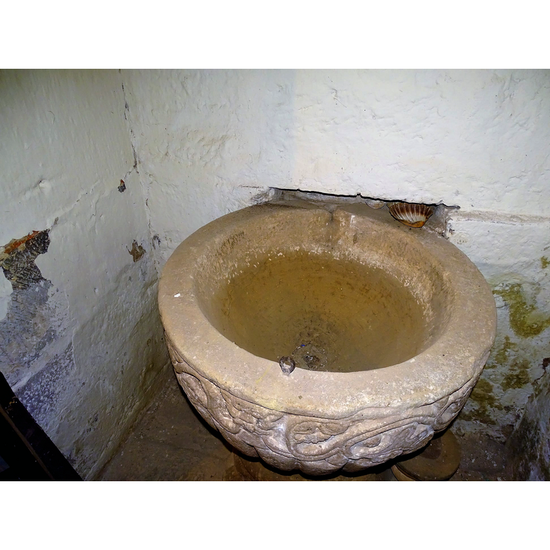 showing the area of the basin partly built into the back wall and the metal staple in the upper rim