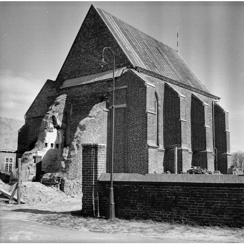 Source caption: "Rooms-Katholieke Kerk: naar het noord-oosten, exterieur. Blitterswijk" -- showing the remains of the tower before its restoration was undertaken