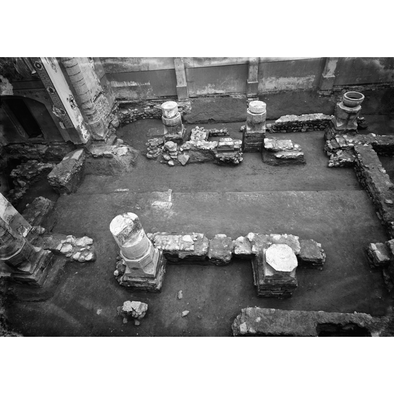 Source caption: "Rooms-Katholieke Kerk: ontgraven funderingen van af de noordmuur" [NB: notice the round basin perched on the pillar in the top-right corner of the image
