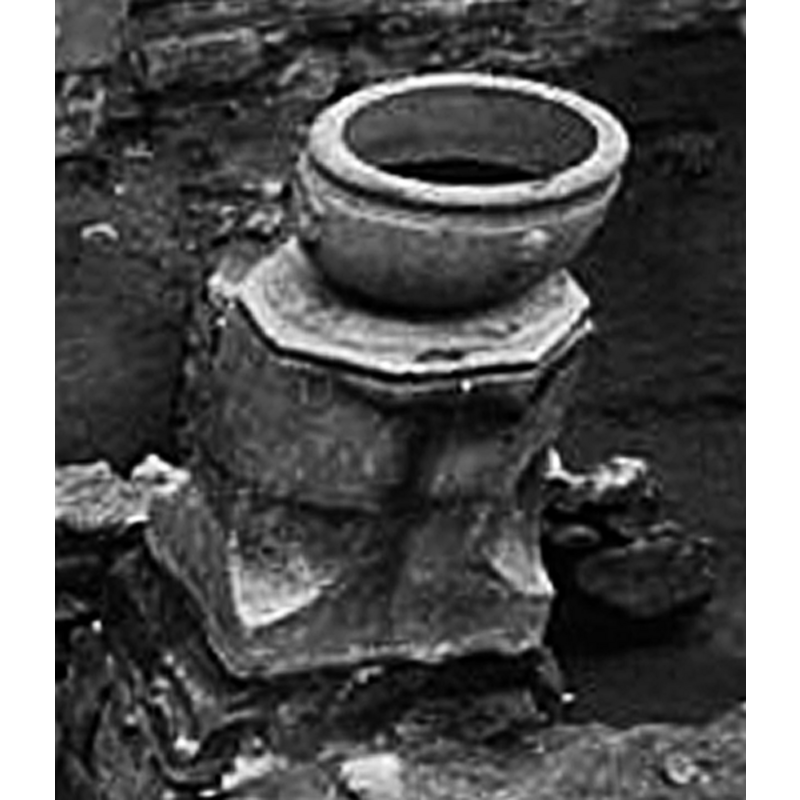 Source caption: "Rooms-Katholieke Kerk: ontgraven funderingen van af de noordmuur" [NB: round basin perched on a pillar of the nave]
