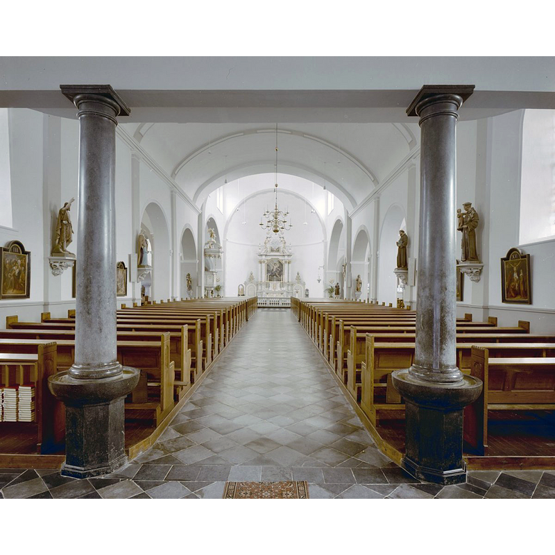 Source caption: "Rooms-Katholieke Kerk: INTERIEUR, OVERZICHT NAAR HET OOSTEN" -- the bases of the two columns are designed as holy-water stoups