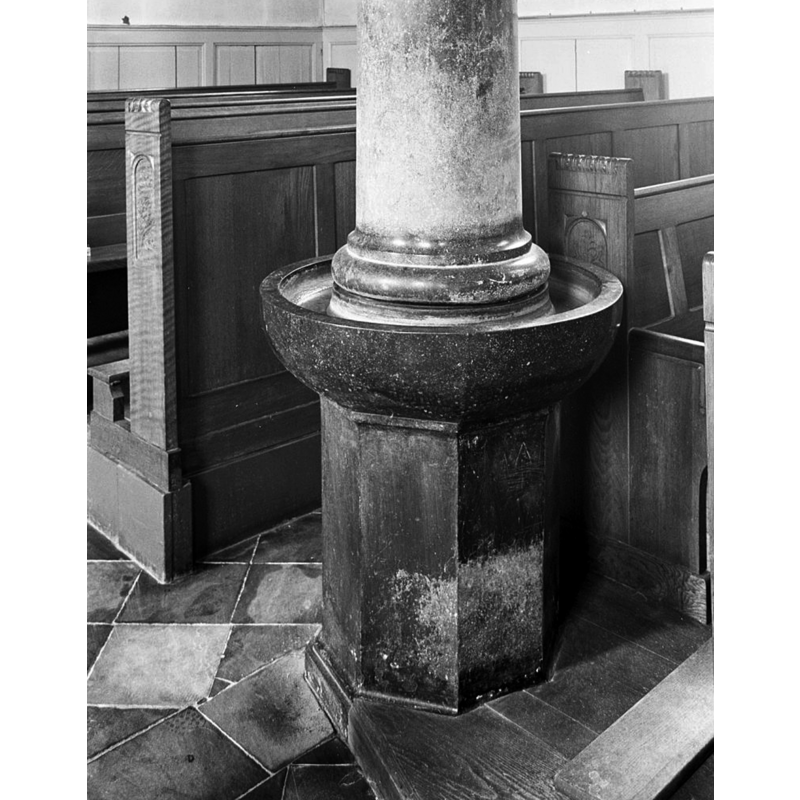 Source caption: "Rooms-Katholieke Kerk: wijwaterbak in basement van kolom" -- one of two such