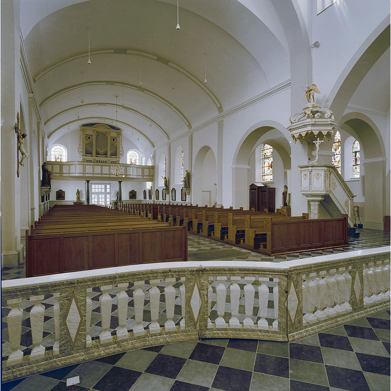 Source caption: "Rooms-Katholieke Kerk: INTERIEUR, OVERZICHT NAAR HET WESTEN"