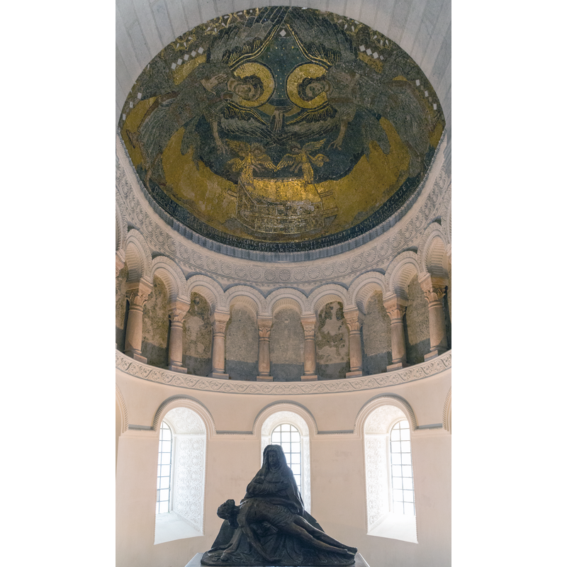 Source caption: "Église de la Très-Sainte-Trinité ou Oratoire carolingien de Germigny-des-Prés : mosaïque byzantine et abside centrale au centre de laquelle se trouve une Pietà du 16e siècle"