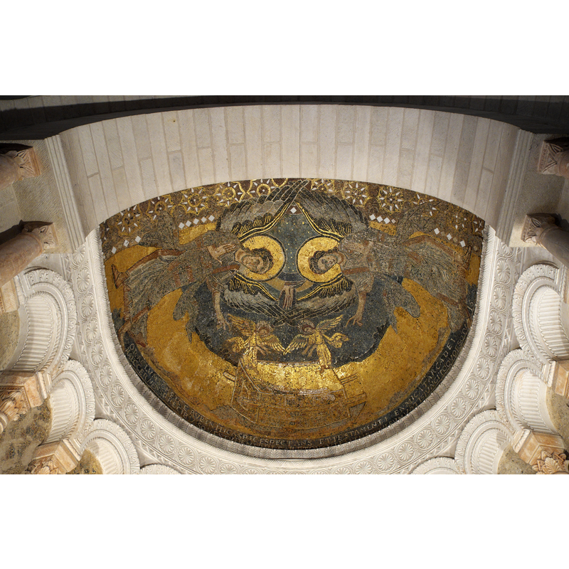 Source caption: "Katholische Pfarrkirche Très-Sainte-Trinité (Heiligste Dreifaltigkeit) in Germigny-des-Prés im Département Loiret (Region Centre-Val de Loire/Frankreich), Mosaik aus dem frühen 9. Jahrhundert; Darstellung: Bundeslade, Engel und Hand Gottes"