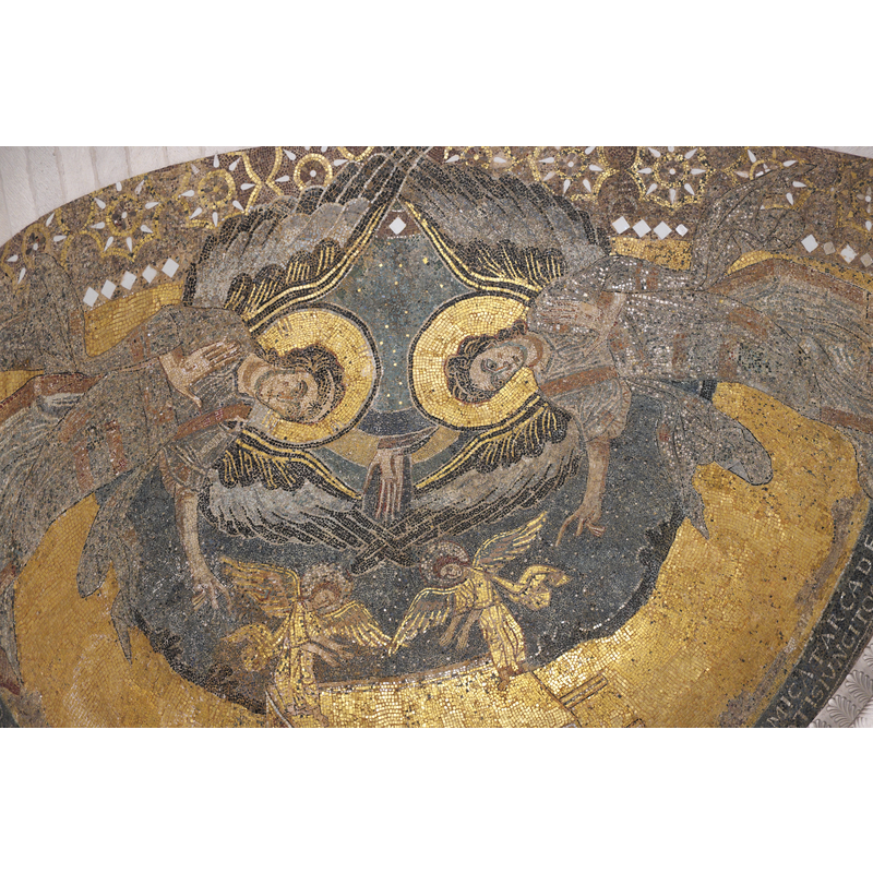 Source caption: "Katholische Pfarrkirche Très-Sainte-Trinité (Heiligste Dreifaltigkeit) in Germigny-des-Prés im Département Loiret (Region Centre-Val de Loire/Frankreich), Mosaik aus dem frühen 9. Jahrhundert; Darstellung: Bundeslade, Engel und Hand Gottes"