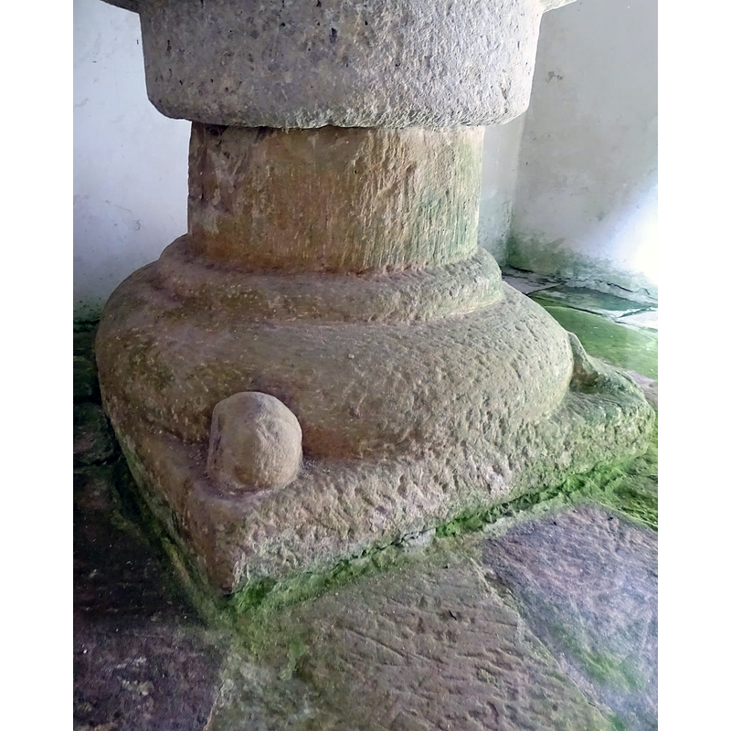 not clear whether the motif on the right is a leave or just the remains of the full motif that has been partly broken off