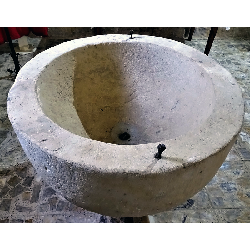 plain, with a central drain hole