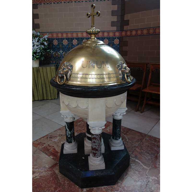 Source caption: " Het doopvont in de Koepelkerk van Hoorn. Doopvont heeft een koperen deksel met daarop leeuwenkoppen die ringen in de bek hebben. De bais is van natuursteen (marmer?) en staat op vijf pilaren."
