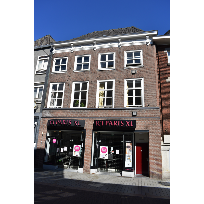 Source caption: "	'Jan Mosmans bij een zuiltje (voet van doopvont?) afkomstig uit het huis De Swaen, 	's-Hertogenbosch"