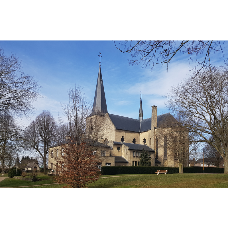 Source caption: "Sint-Monulphus en Gondulphuskerk, Berg, Limburg, Nederland" [NB: the new church, built on a new site in 1933]