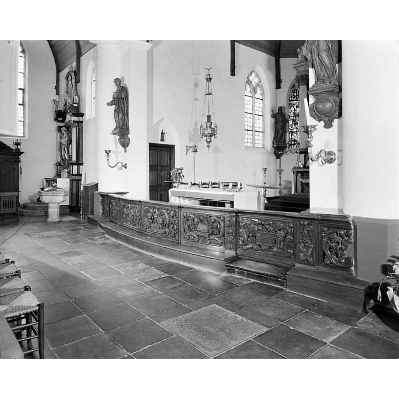 Source caption: "Rooms-Katholieke Kerk: communiebank (koorhek)"