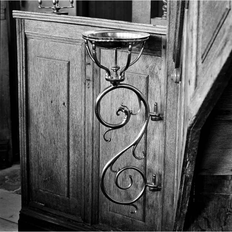Source caption: "Nederlands Hervormde Kerk: INTERIEUR, DOOPBEKKEN MET HOUDER" -- the Reformation font