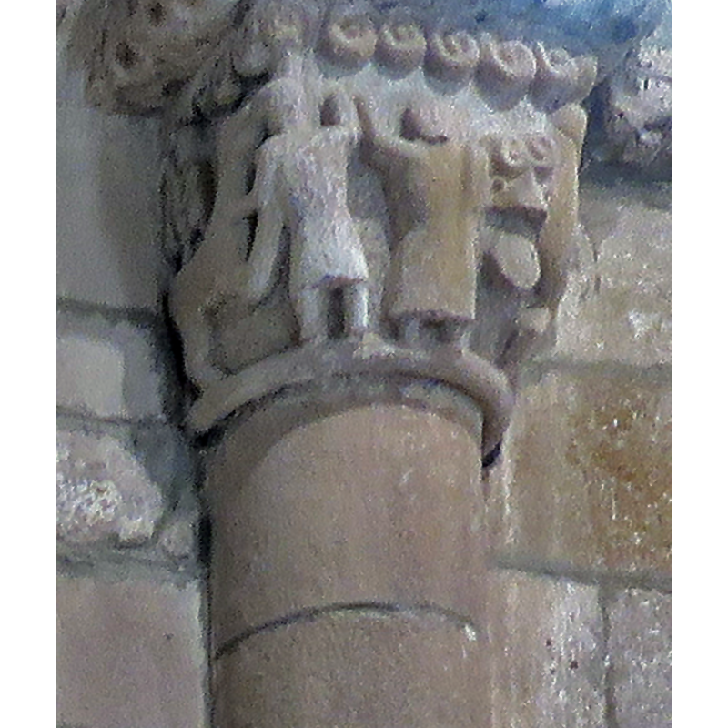 "Los capiteles del arco triunfal son iconográficos; el de la izquierda, muy tosco de traza, lleva dos figuras humanas de pie en actitud de cogerse las manos
en alto, una de las cuales parece luchar con un oso o monstruo. En lo alto, a la izquierda, un personaje pequeño que parece llevar un bastón o arma. A la derecha unas volutas y centauro disparando su arco. En lo alto secuencias de círculos muy groseramente realizados. El cimacio es de billetes" [source: Enciclopedia del románico [www.romanicodigital.com]]