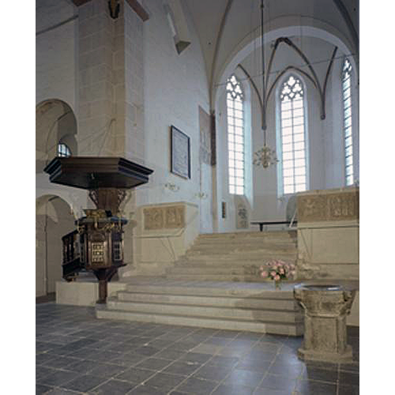 Source caption: "Interieur van de Pieterskerk (Pieterskerkhof) te Utrecht: laag- en hoofdkoor (hoogkoor), met links de preekstoel en rechts het doopvont." -- the restored font in rhe church interior